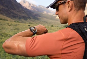 Huawei Watch 6 Pro al polso di un escursionista in montagna