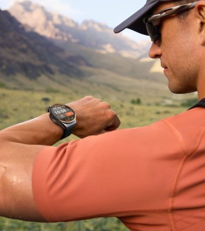 Huawei Watch 6 Pro al polso di un escursionista in montagna