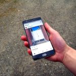 Smartphone con l'app Instagram aperta tenuto in mano