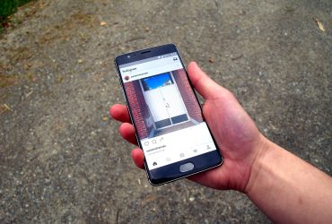 Smartphone con l'app Instagram aperta tenuto in mano