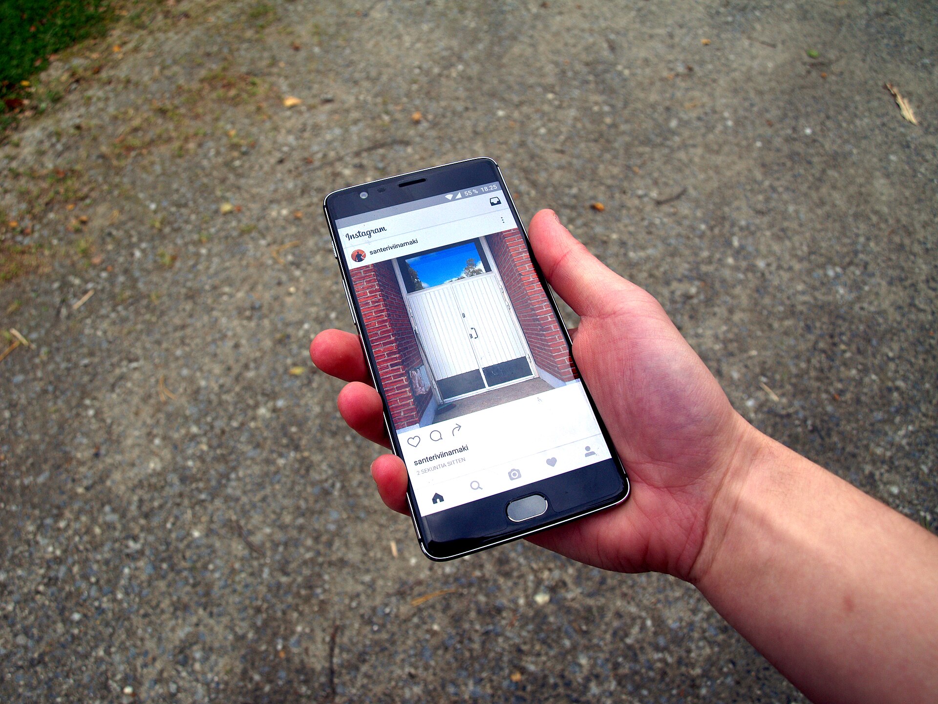 Smartphone con l'app Instagram aperta tenuto in mano