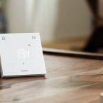 Il Termostato ORIGINAL di Netatmo appoggiato su un tavolo in legno