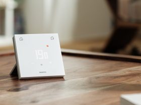 Il Termostato ORIGINAL di Netatmo appoggiato su un tavolo in legno