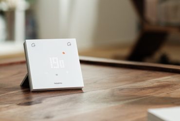Il Termostato ORIGINAL di Netatmo appoggiato su un tavolo in legno