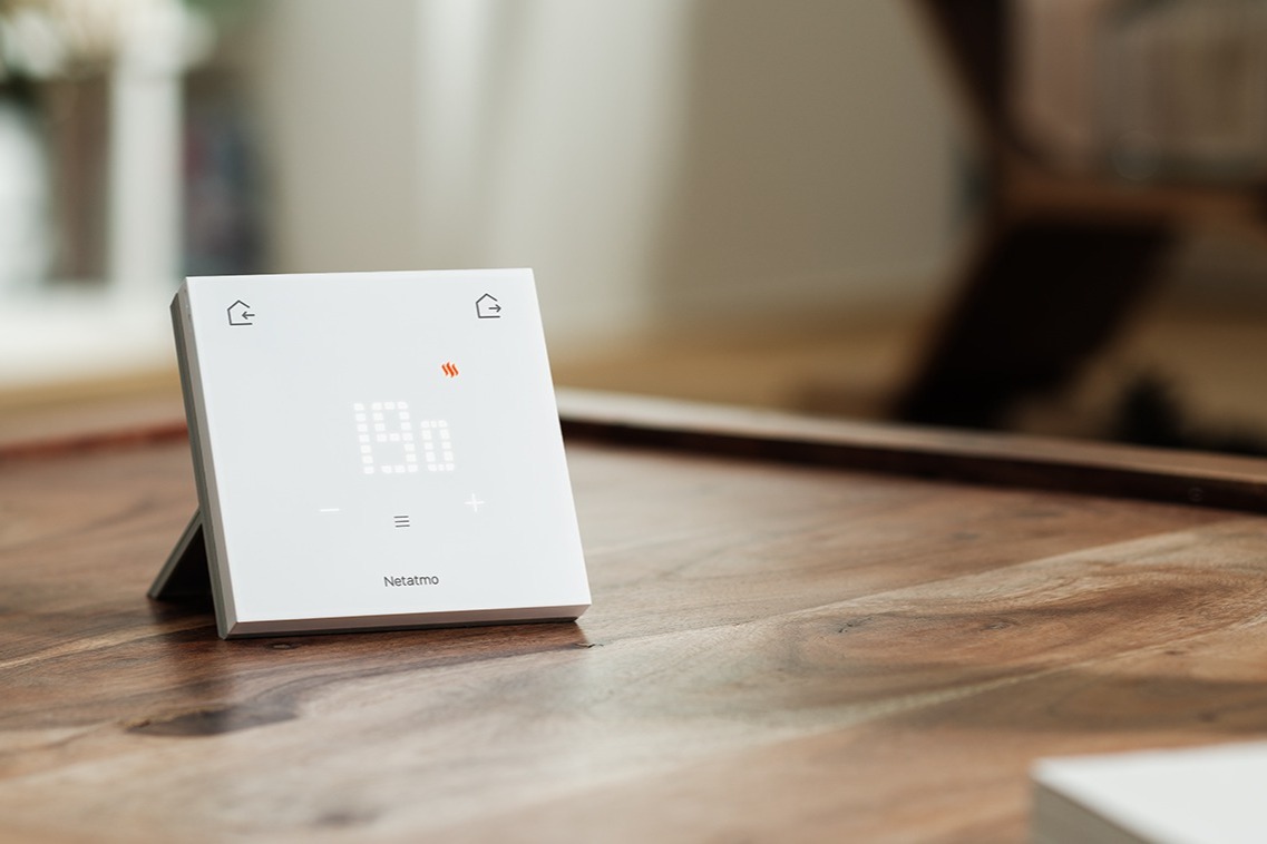 Il Termostato ORIGINAL di Netatmo appoggiato su un tavolo in legno