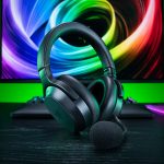 Razer Barracuda V2 Pro con microfono rimovibile su una scrivania