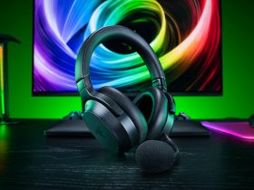 Razer Barracuda V2 Pro con microfono rimovibile su una scrivania