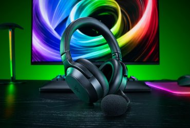 Razer Barracuda V2 Pro con microfono rimovibile su una scrivania