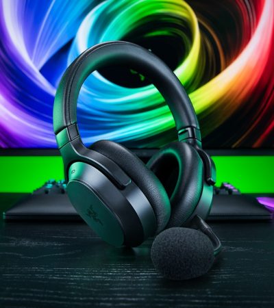 Razer Barracuda V2 Pro con microfono rimovibile su una scrivania