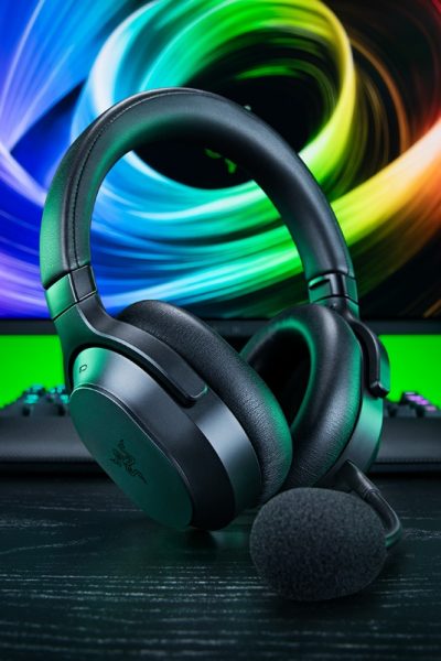 Razer Barracuda V2 Pro con microfono rimovibile su una scrivania