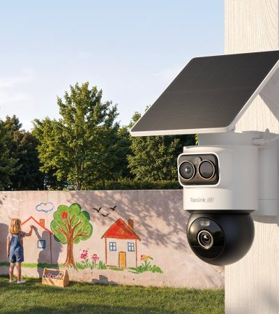 Reolink OMVI 2i Ultra con doppio obiettivo e pannello solare montata all’esterno