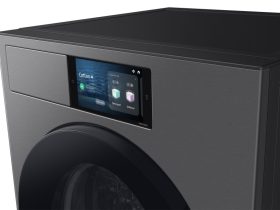 La lavatrice Samsung Bespoke AI Laundry con schermo touch da 7 pollici