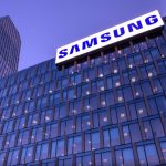 La sede Samsung con l'insegna illuminata al tramonto