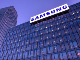 La sede Samsung con l'insegna illuminata al tramonto