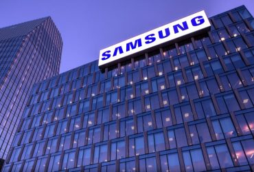 La sede Samsung con l'insegna illuminata al tramonto