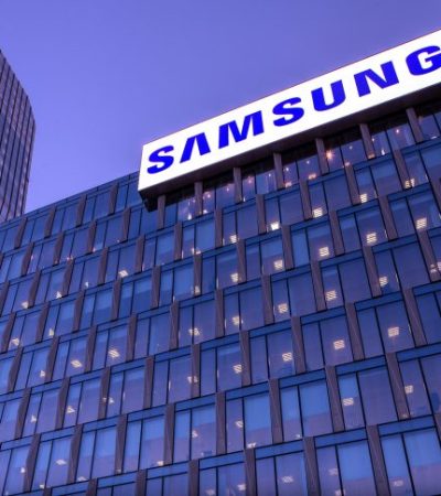 La sede Samsung con l'insegna illuminata al tramonto