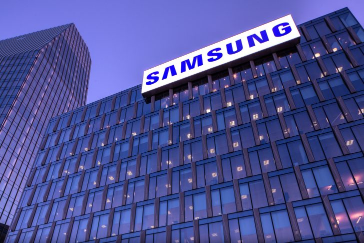 La sede Samsung con l'insegna illuminata al tramonto