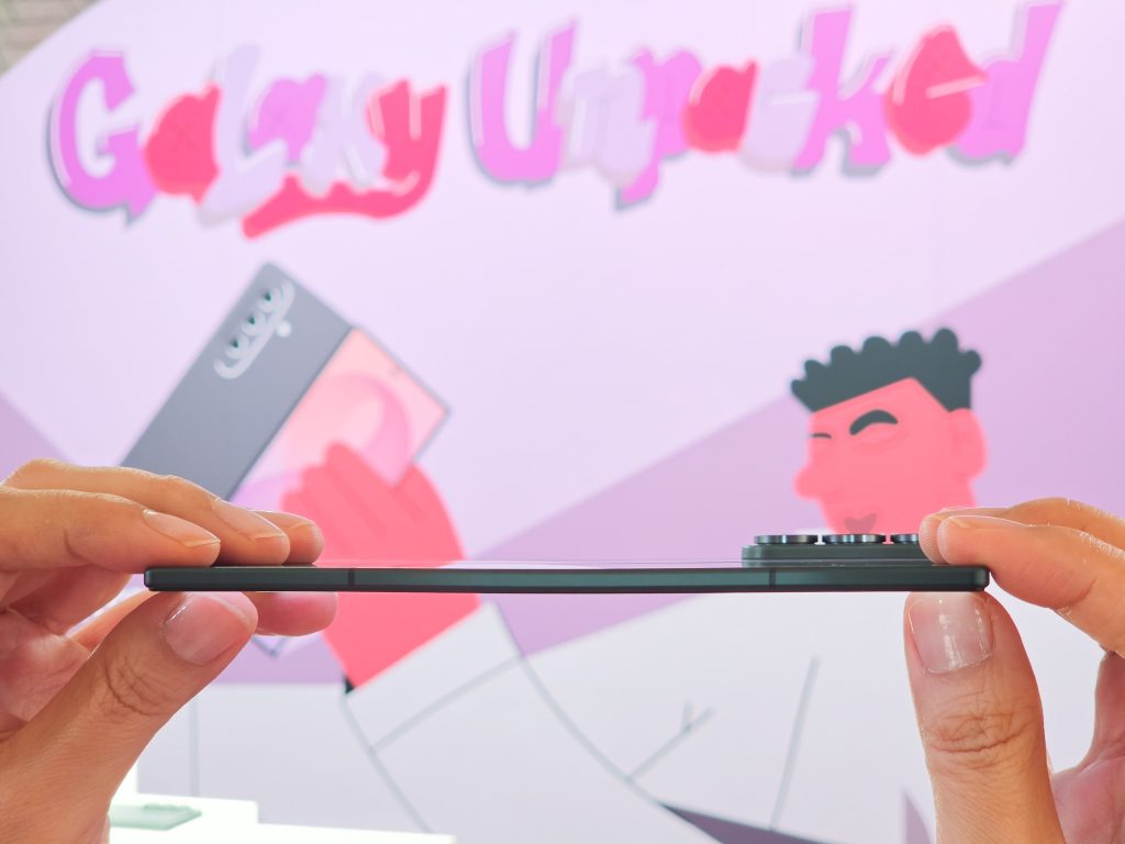 Spot Samsung contro iPhone Duo: il profilo sottile di Galaxy Z Fold8