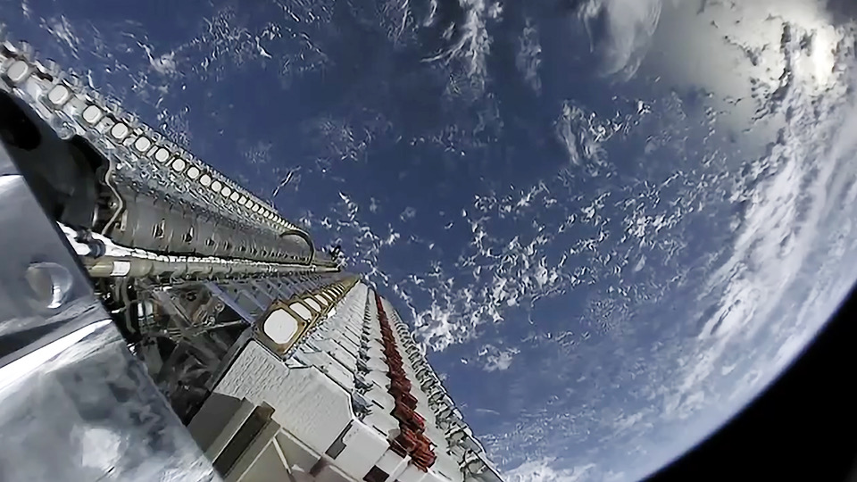 Satelliti Starlink di SpaceX in orbita prima del rilascio
