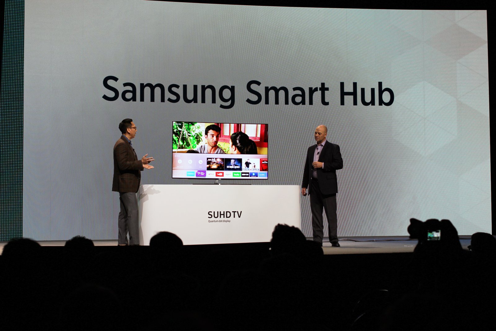 Smart TV Samsung con interfaccia Smart Hub mostrata al CES 2016