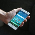 Smartphone Android in mano: la falla di Microsoft Authenticator riguarda la versione Android dell'app