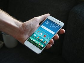 Smartphone Android in mano: la falla di Microsoft Authenticator riguarda la versione Android dell'app