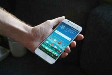 Smartphone Android in mano: la falla di Microsoft Authenticator riguarda la versione Android dell'app