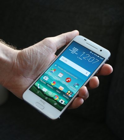 Smartphone Android in mano: la falla di Microsoft Authenticator riguarda la versione Android dell'app