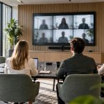Sala riunioni con display per la collaborazione remota, immagine creata con IA