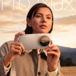 Una donna scatta una foto con vivo X500 Pro Max in colorazione Starry Gray