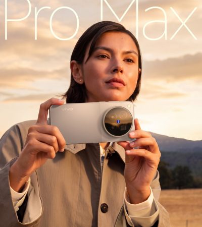 Una donna scatta una foto con vivo X500 Pro Max in colorazione Starry Gray
