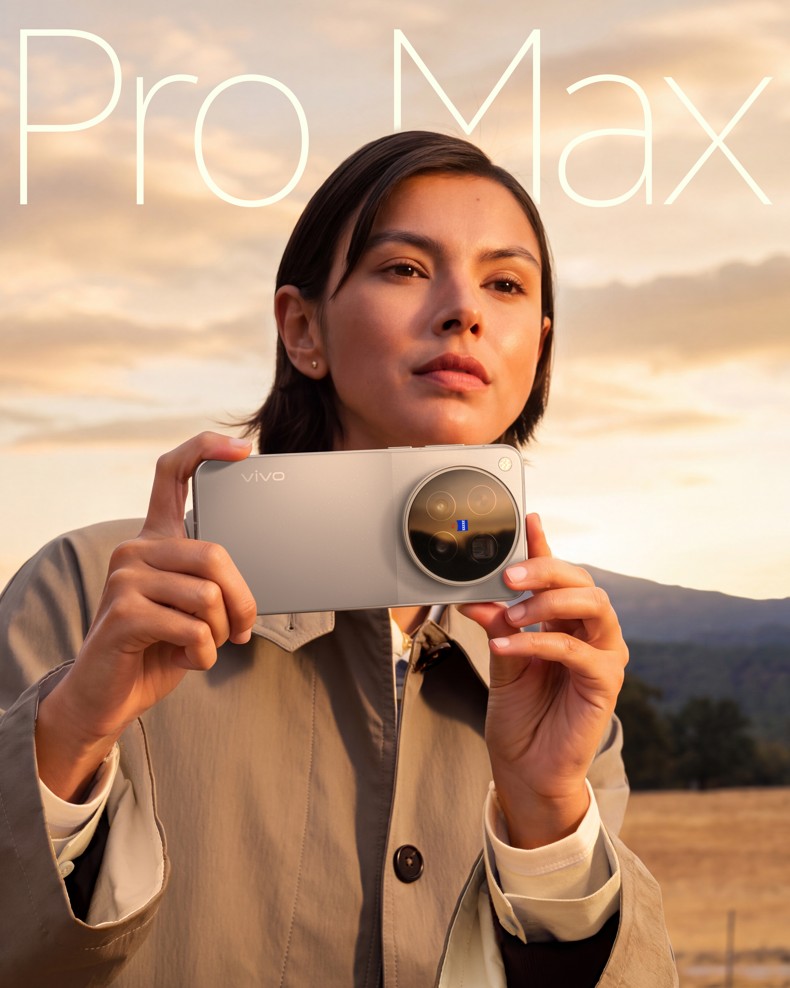 Una donna scatta una foto con vivo X500 Pro Max in colorazione Starry Gray